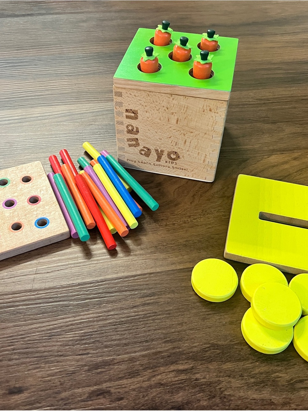 NaNa Wooden Learning Set with Green Top and Yellow Discs, Multicolor Pegs